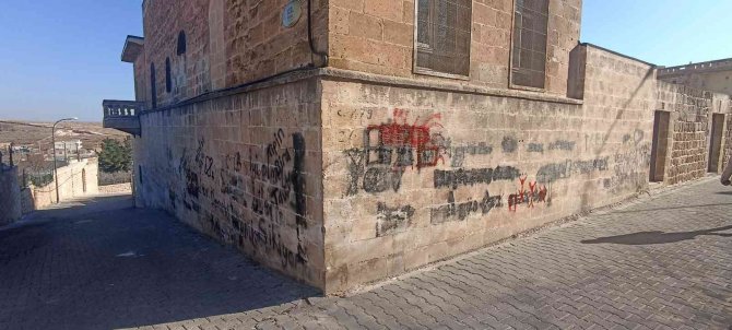 Turizm İlçesi Midyat’ta Duvar Yazıları Ve Düzensiz Çevre Dikkat Çekiyor