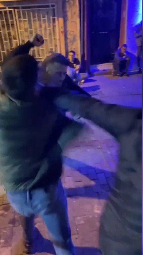 İ̇stanbul’da Tekme, Yumruk Ve Bıçaklı Kavgalar Kamerada: Genci Öldüresiye Dövdüler