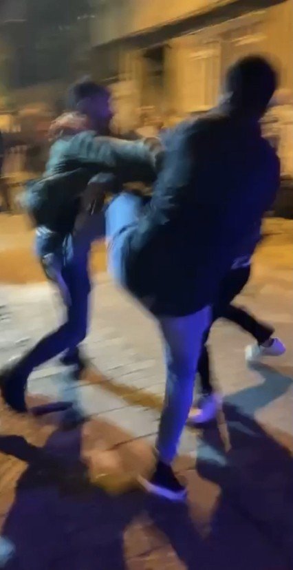 İ̇stanbul’da Tekme, Yumruk Ve Bıçaklı Kavgalar Kamerada: Genci Öldüresiye Dövdüler