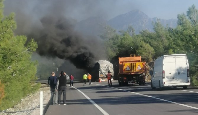 Marmaris’te Seyir Halindeki Tomruk Yüklü Tır Alev Aldı