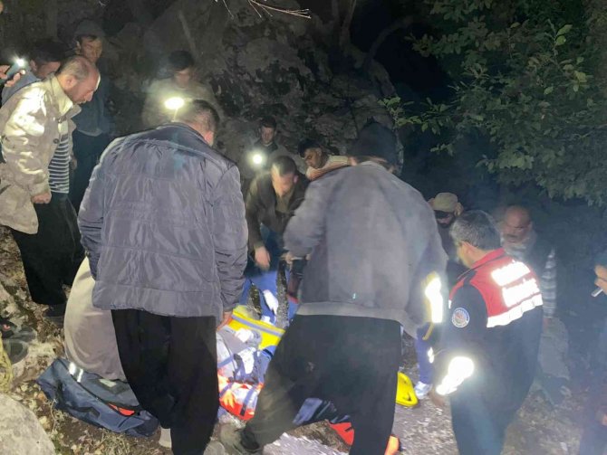 Kayalıklardan Düşen Adam 2 Saat Sonunda Kurtarıldı