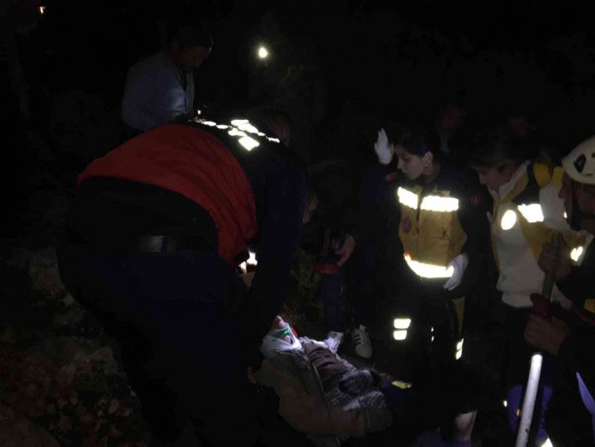 Kayalıklardan Düşen Adam 2 Saat Sonunda Kurtarıldı