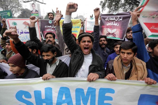 Pakistan’da Yüzlerce Kişi İ̇sveç’te Kur’an-ı Kerim Yakılmasını Protesto Etti