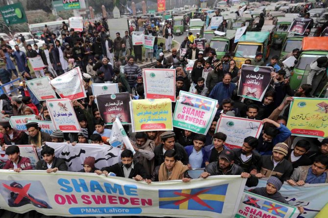 Pakistan’da Yüzlerce Kişi İ̇sveç’te Kur’an-ı Kerim Yakılmasını Protesto Etti