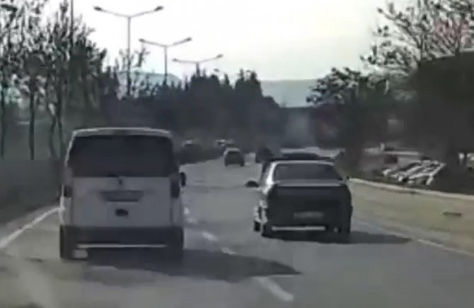 Seyir Halindeyken Kaputu Açılan Araç Kaza Yapmaktan Son Anda Kurtuldu