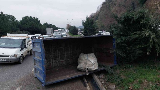 Samsun’da Devrilen Kamyonetin Sürücüsünü Emniyet Kemeri Kurtardı