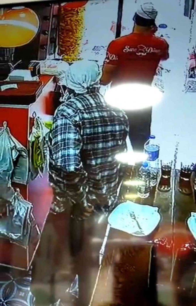 Önce Çekmecedeki Telefonu Çaldı, Ardından Döner Siparişi Verdi