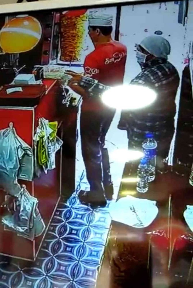 Önce Çekmecedeki Telefonu Çaldı, Ardından Döner Siparişi Verdi