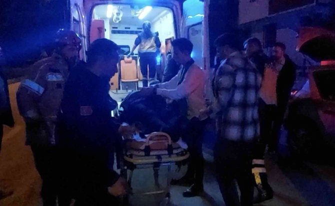 Site Duvarına Çarpan Otomobil Hurdaya Döndü: 1’i Ağır 2 Yaralı