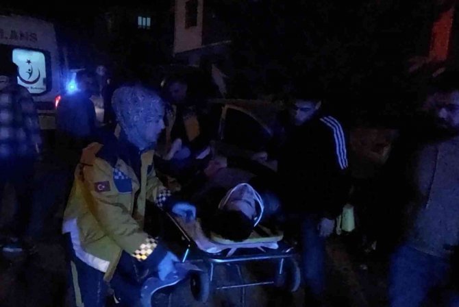 Site Duvarına Çarpan Otomobil Hurdaya Döndü: 1’i Ağır 2 Yaralı