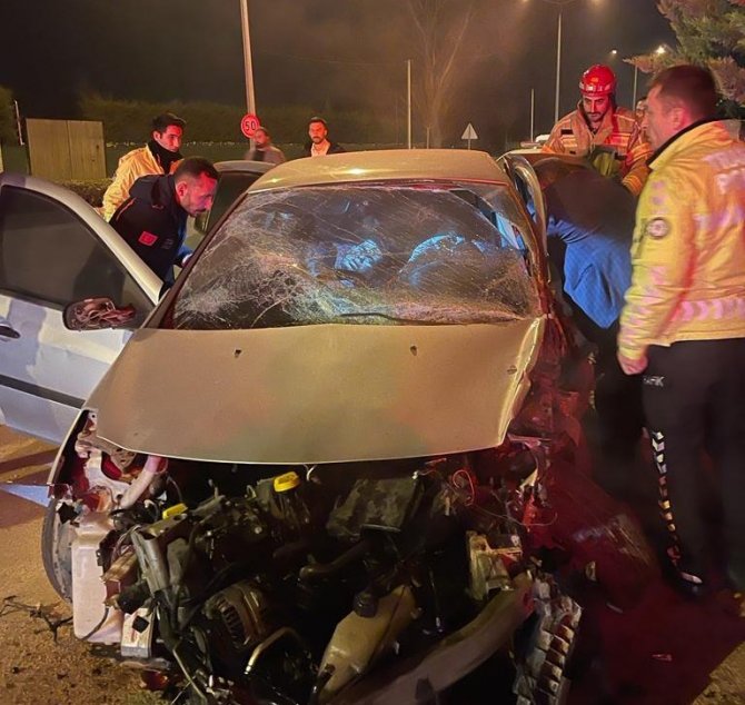Site Duvarına Çarpan Otomobil Hurdaya Döndü: 1’i Ağır 2 Yaralı