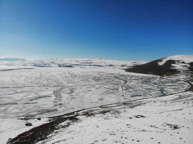Kars’ta Donan Aygır Gölü Havadan Görüntülendi