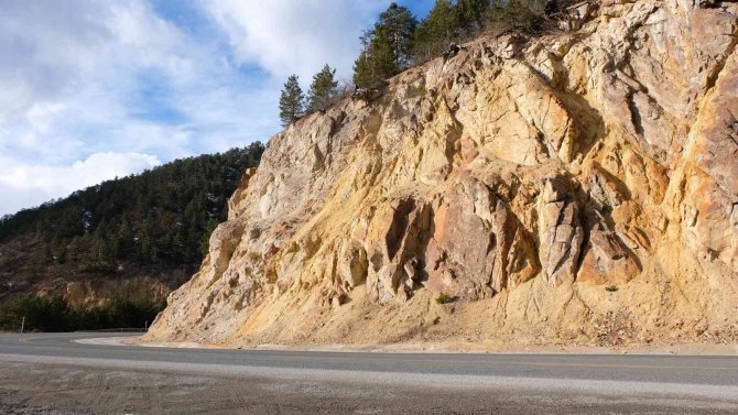 Zigana Dağı Geçidi İçin Uzmanlardan Uyarı: ’Her An Ciddi Bir Kütle Hareketi Olabilir’