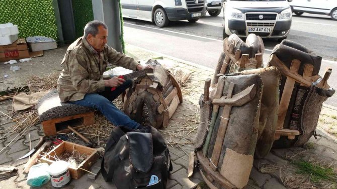 Mesleğinin Son Ustalarından: 60 Yıldır Semer Tamiri Yapıyor