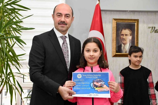 Başkan Kılıç’tan Miniklere Karne Hediyesi