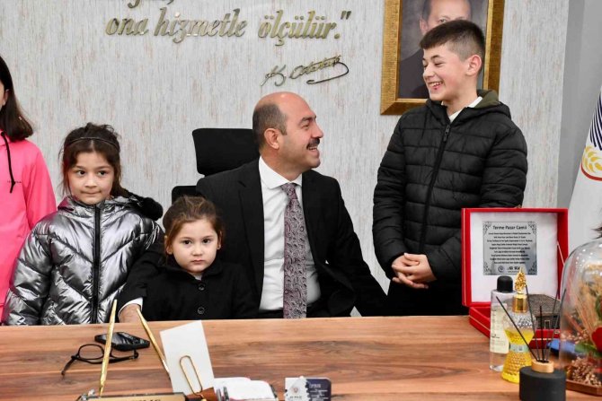 Başkan Kılıç’tan Miniklere Karne Hediyesi