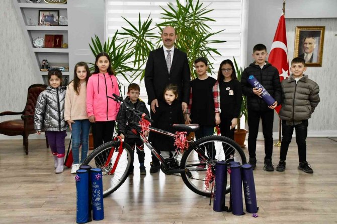 Başkan Kılıç’tan Miniklere Karne Hediyesi