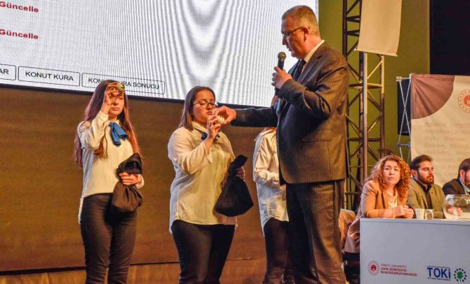 Karacabey’deki Toki̇’ler Sahiplerini Buldu