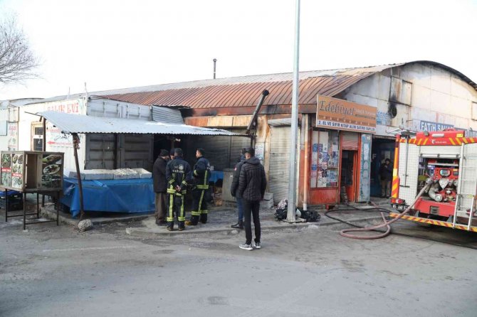 Madde Bağımlısı Şahıs Sahaf Dükkanını Ateşe Vermek İstedi