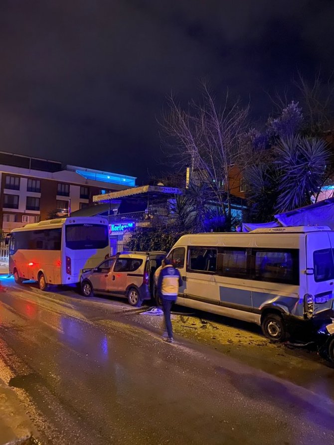 Yalova’da 4 Araçlı Zincirleme Kaza