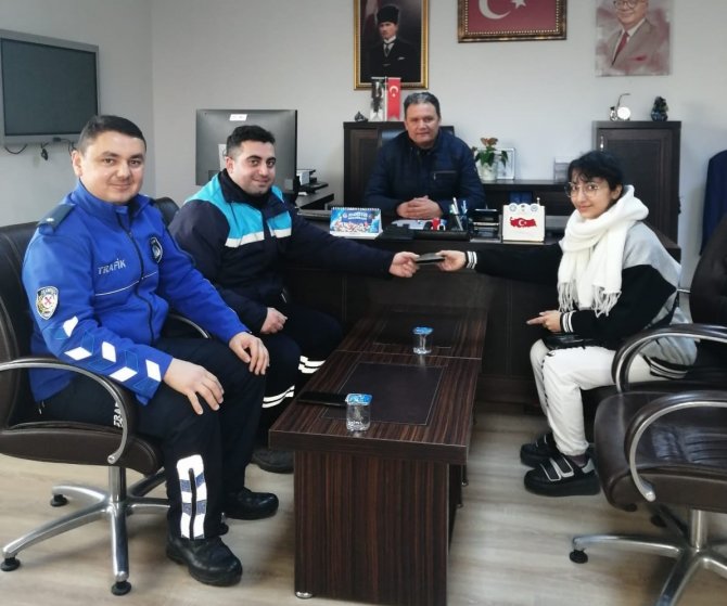 Temizlik Görevlisinden Alkışlanacak Hareket