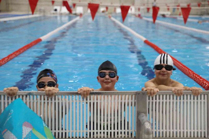 Adana Yüreğir’de 4 Mevsim Yüzme Keyfi