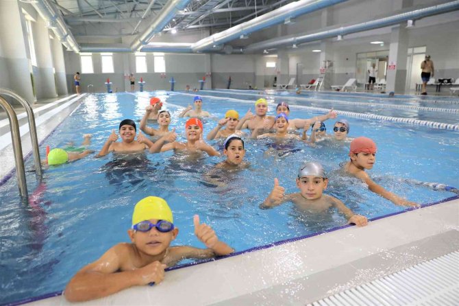 Adana Yüreğir’de 4 Mevsim Yüzme Keyfi