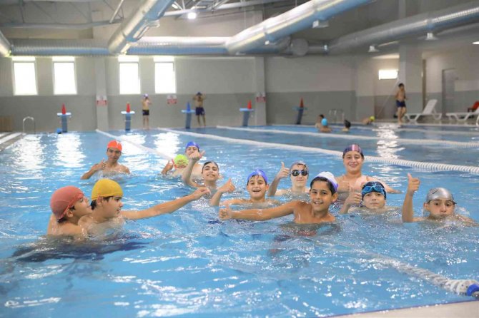 Adana Yüreğir’de 4 Mevsim Yüzme Keyfi