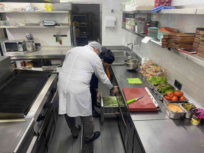 Zeytinburnu’nda Restoranlarda Gıda Denetimi Yapıldı