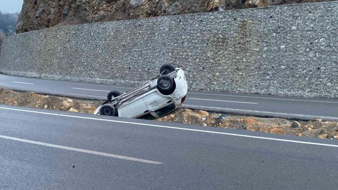 Takla Atan Otomobilden Burunları Bile Kanamadan Çıktılar