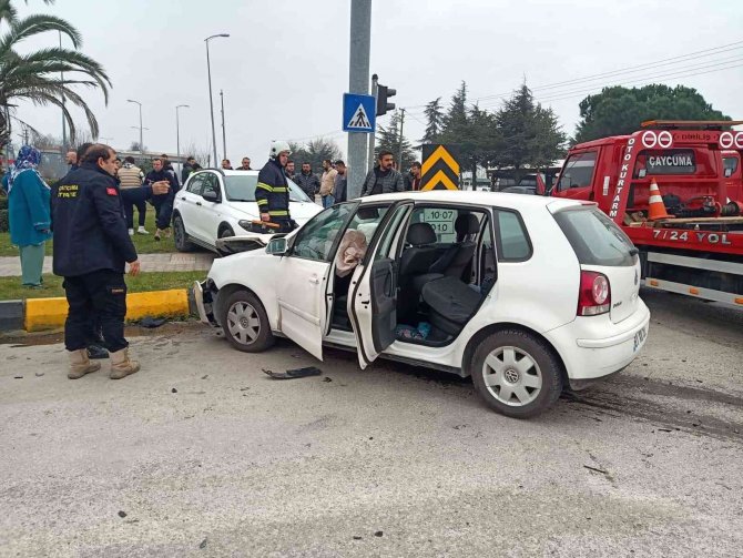 Işık İhlali Kazaya Neden Oldu: 3 Yaralı