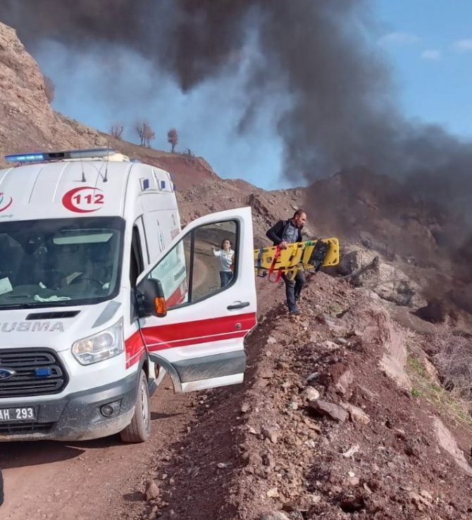 Şarampole Yuvarlanan Kamyon Alev Topuna Döndü: 2 Yaralı