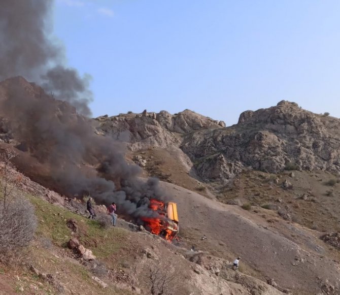 Şarampole Yuvarlanan Kamyon Alev Topuna Döndü: 2 Yaralı