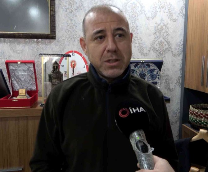 Jandarma Sokak Köpeklerine Gece Görünmeleri İçin Elleriyle Reflektif Şerit Dikti