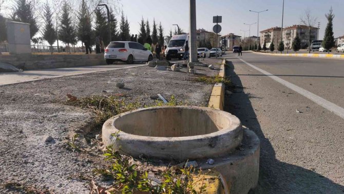 Otomobil Refüjdeki Rögar Kapağına Çarptı: 1 Yaralı
