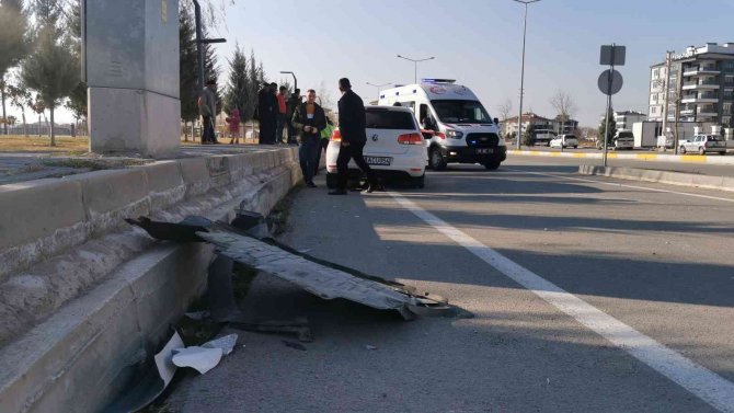 Otomobil Refüjdeki Rögar Kapağına Çarptı: 1 Yaralı