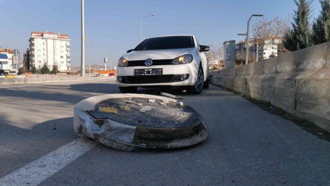 Otomobil Refüjdeki Rögar Kapağına Çarptı: 1 Yaralı