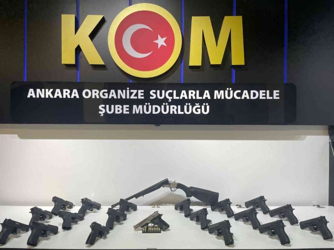 Ankara’da Bir Şahsın Evinde 19 Adet Ruhsatsız Tabanca Ele Geçirildi