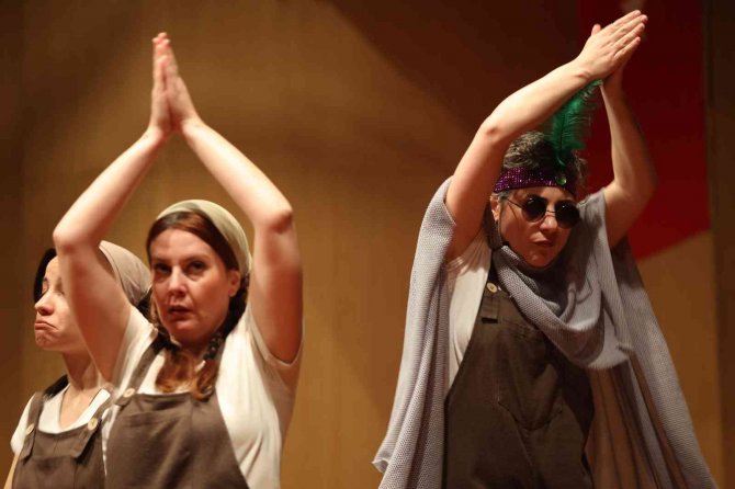 Antalya’da Çocuklar Tiyatro Dolu Bir Tatil Geçiriyor