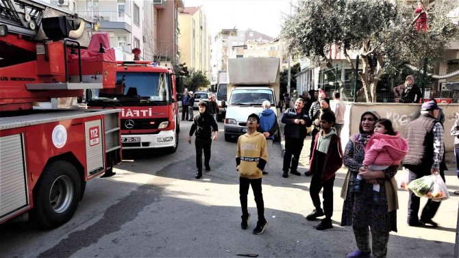 Balkonda Çıkan Yangın Boş Tüpü Patlattı, Mahalleli Sokağa Döküldü