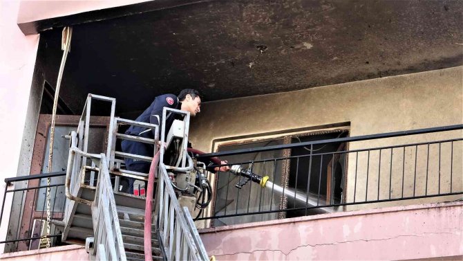 Balkonda Çıkan Yangın Boş Tüpü Patlattı, Mahalleli Sokağa Döküldü