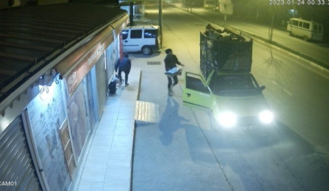 İ̇ade Gazeteleri Arabalarına Yükleyip Çaldılar