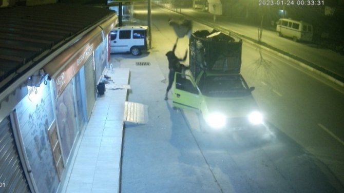 İ̇ade Gazeteleri Arabalarına Yükleyip Çaldılar