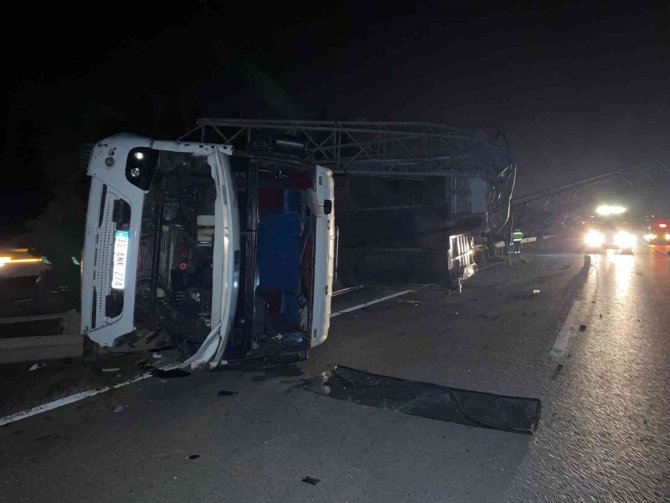 Tırın Açılan Dorsesi Eds’ye Çarptı, Ortalık Savaş Alanına Döndü