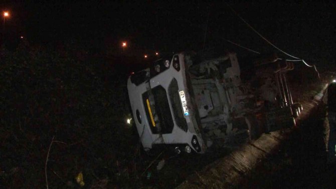 Arnavutköy’de Hafriyat Kamyonu Devrildi