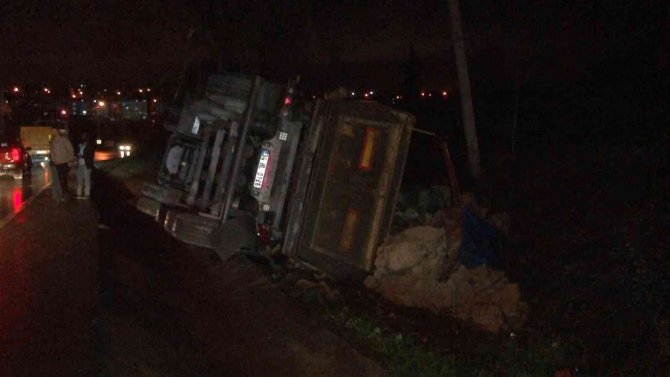 Arnavutköy’de Hafriyat Kamyonu Devrildi