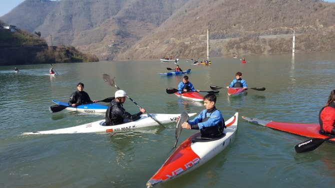 Artvin Muratlı Barajı’nda Su Sporları Şenliği Düzenlendi