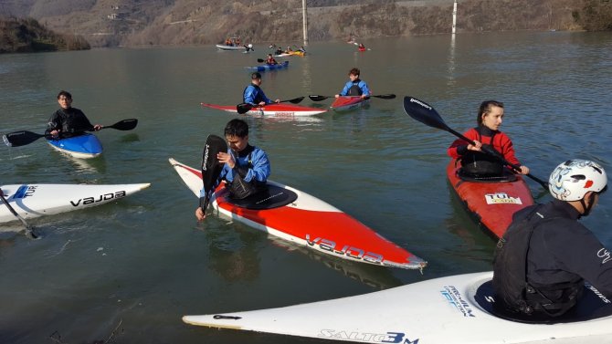 Artvin Muratlı Barajı’nda Su Sporları Şenliği Düzenlendi