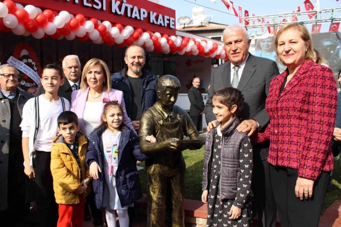 Efeler’de Dokuzuncu Kitap Kafe Açıldı