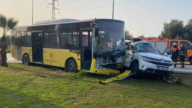 Halk Otobüsü İle Otomobil Çarpıştı: 1 Ölü, 4 Yaralı